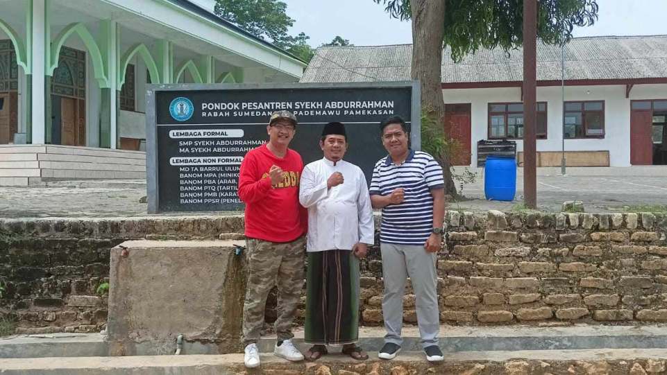 Fariji Dawuh bersama Kyai Rabah IX menyambut Rulli Aryanto Pemilik Indonesia Records saat berkunjung ke Pamekasan, Madura. (Dok. Istimewa)